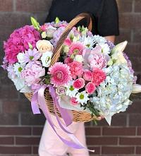 Композиция солнечный день в Краснохолм Цветочная композиция из Розы, Хризантемы, Пионы и Лизиантусы в корзине в Краснохолм