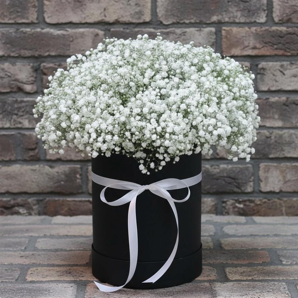 Цветочная композиция из Гипсофила в шляпной коробке в Краснохолм