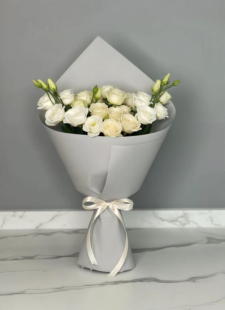 Букет цветов из: Розы и Лизиантусы в Краснохолм