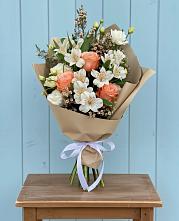 Букет цветов из:  Альстромерии, Лизиантусы, Розы и Хризантемы в Краснохолм