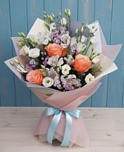 Букет цветов из:  Лизиантусы, Розы, Альстромерии и Гипсофила в Краснохолм