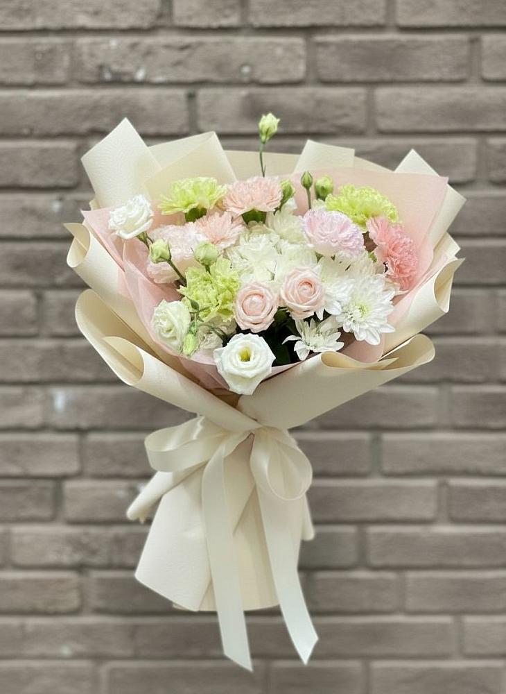 Букет цветов из: Гвоздики, Розы, Лизиантусы и Хризантемы в Краснохолм