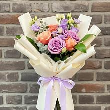 Букет цветов из:  Лизиантусы и Розы в Краснохолм