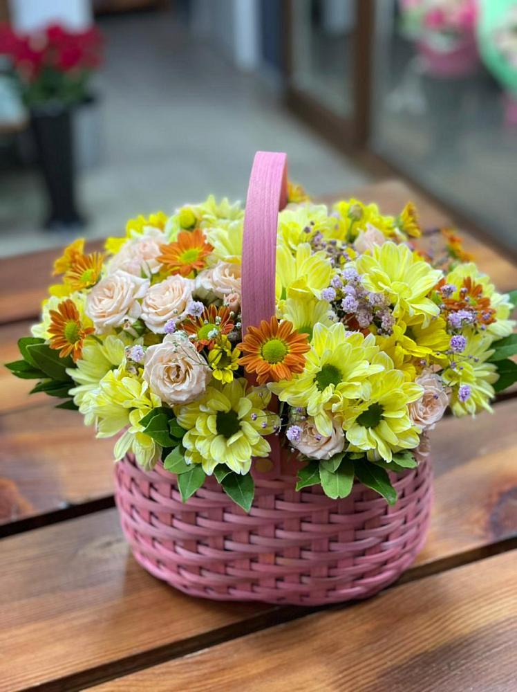 Цветочная композиция из Хризантемы и Розы в корзине в Краснохолм
