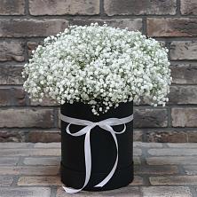 Цветочная композиция из Гипсофила в шляпной коробке в Краснохолм