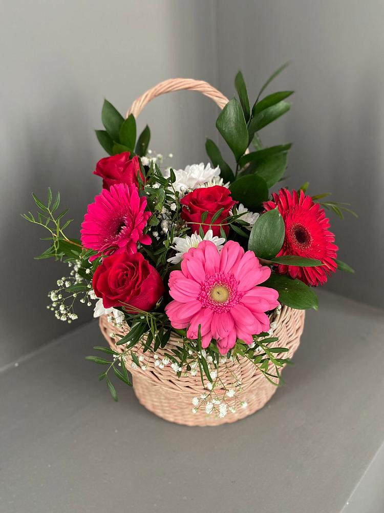 Цветочная композиция из Розы, Хризантемы и Герберы в корзине в Краснохолм