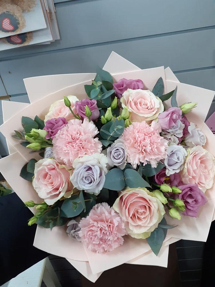 Букет цветов из: Розы, Гвоздики и Лизиантусы в Краснохолм